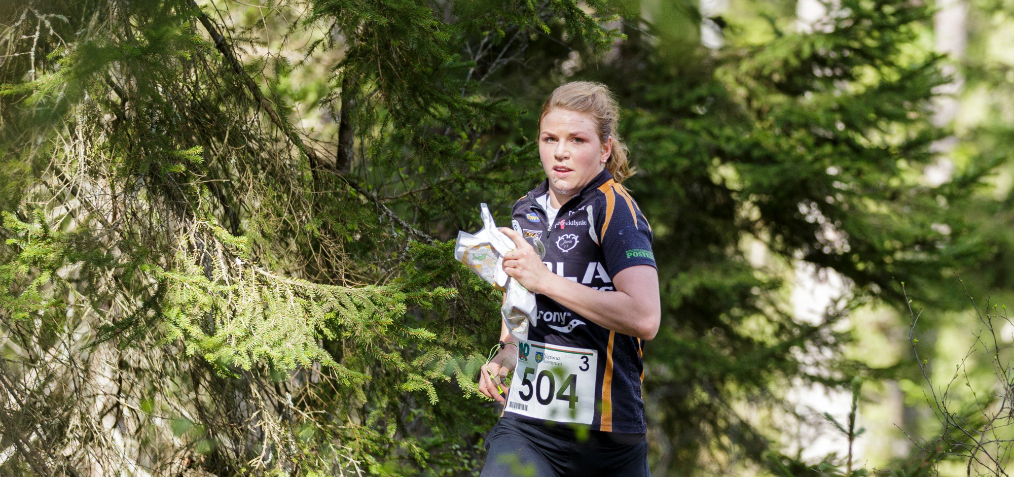 Karolin springer i skogen igen